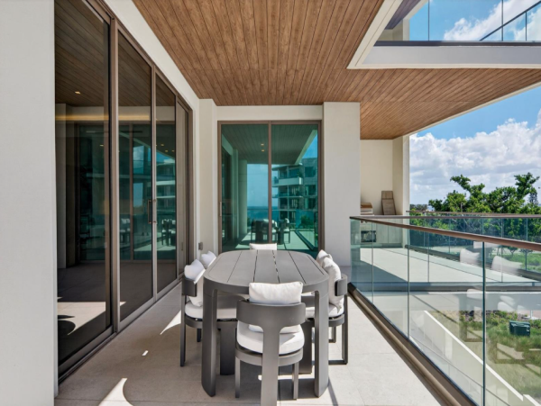 Coastal Luxury Retreat in Longboat Key - 2-Bedroom Condo Stunning Views